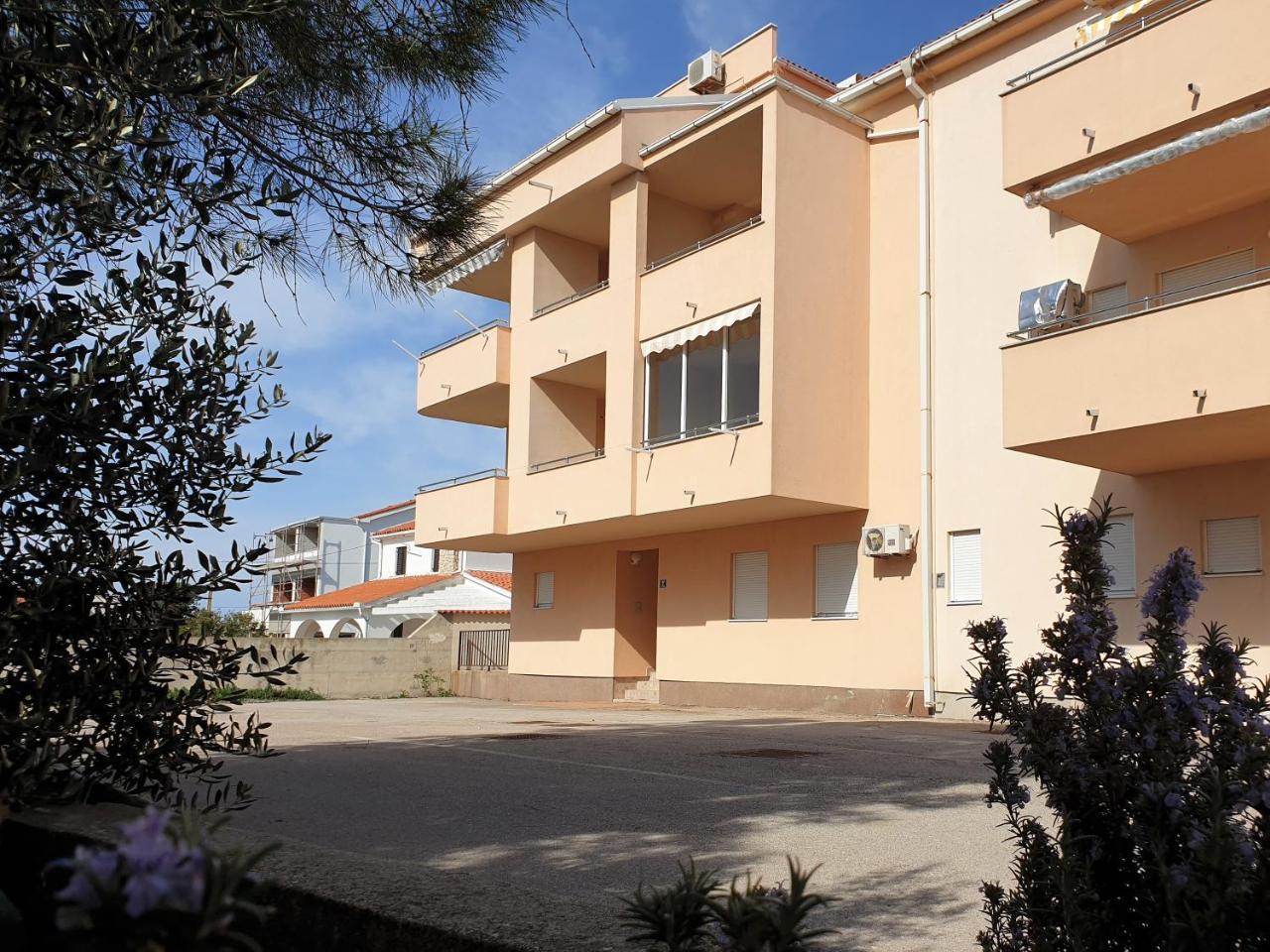 Apartment Valamar Novalja Buitenkant foto